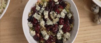 Салат с зелёной гречкой, вишней и сыром с плесенью