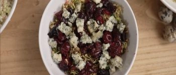 Салат с зелёной гречкой, вишней и сыром с плесенью